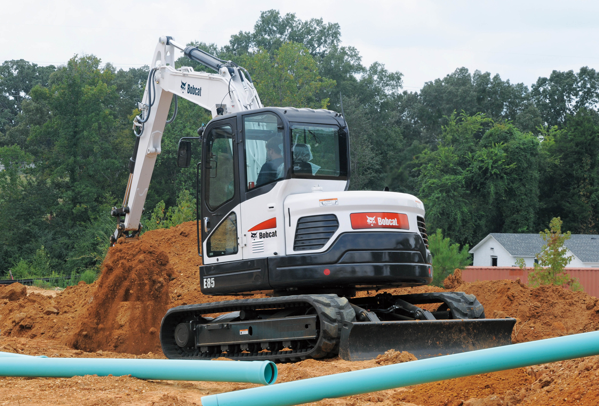 Rermag Com Sites Rermag com Files Uploads 2013 07 Bobcat E85 Trenching At Construction Site