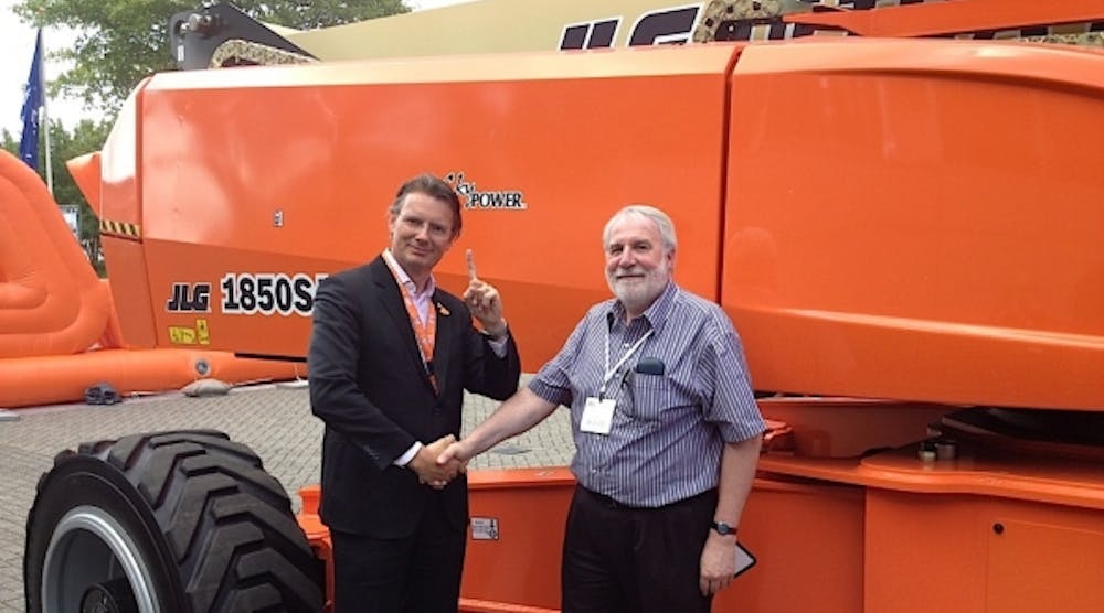 Kardon Kontracts owner Gordon McGruer, right, receives the U.K.&rsquo;s first 185-foot boomlift from JLG&rsquo;s Karel Huijser.