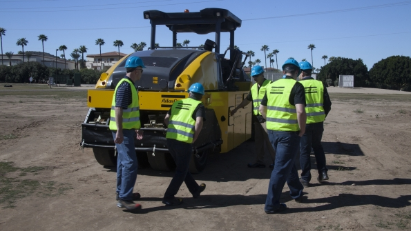 Dealers check out Atlas Copco pneumatictired asphalt rollers at Phoenix dealer meeting