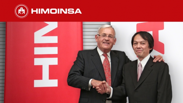 Himoinsa president Francisco Gracia and Yanmar executive Takehito Yamaoka celebrate the agreement between the companies
