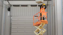 A JLG electric scissors at work in an industrial facility A JLG electric scissors at work in an industrial facility