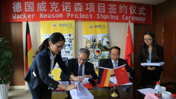 Wacker Neuson CEO Cem Peksaglam second from left and Yongbial Qian vicemayor of Pinghu City at the Wacker Neuson project signing ceremony