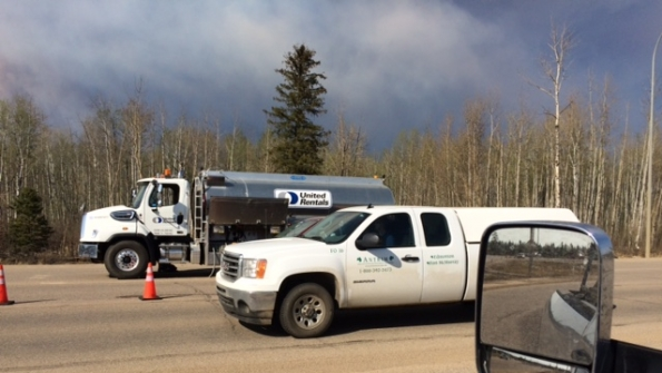 United Rentals tanker provides assistance to residents fleeing the devastating Ft MacMurray fires in Alberta recently