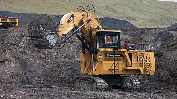 Caterpillar hydraulic mining shovel at work