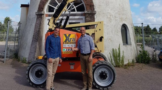 Remon Scheper, Riwal international key account manager, presents Eric Westerhof, owner of Xtra Materieel, with the new JLG hybrid boomlift.