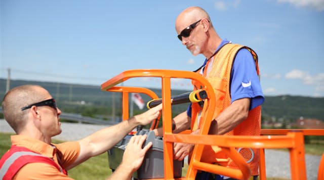 A JLG trainer instructs a trainee on the new ANSI standards.