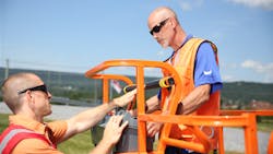 A JLG trainer instructs a trainee on the new ANSI standards A JLG trainer instructs a trainee on the new ANSI standards