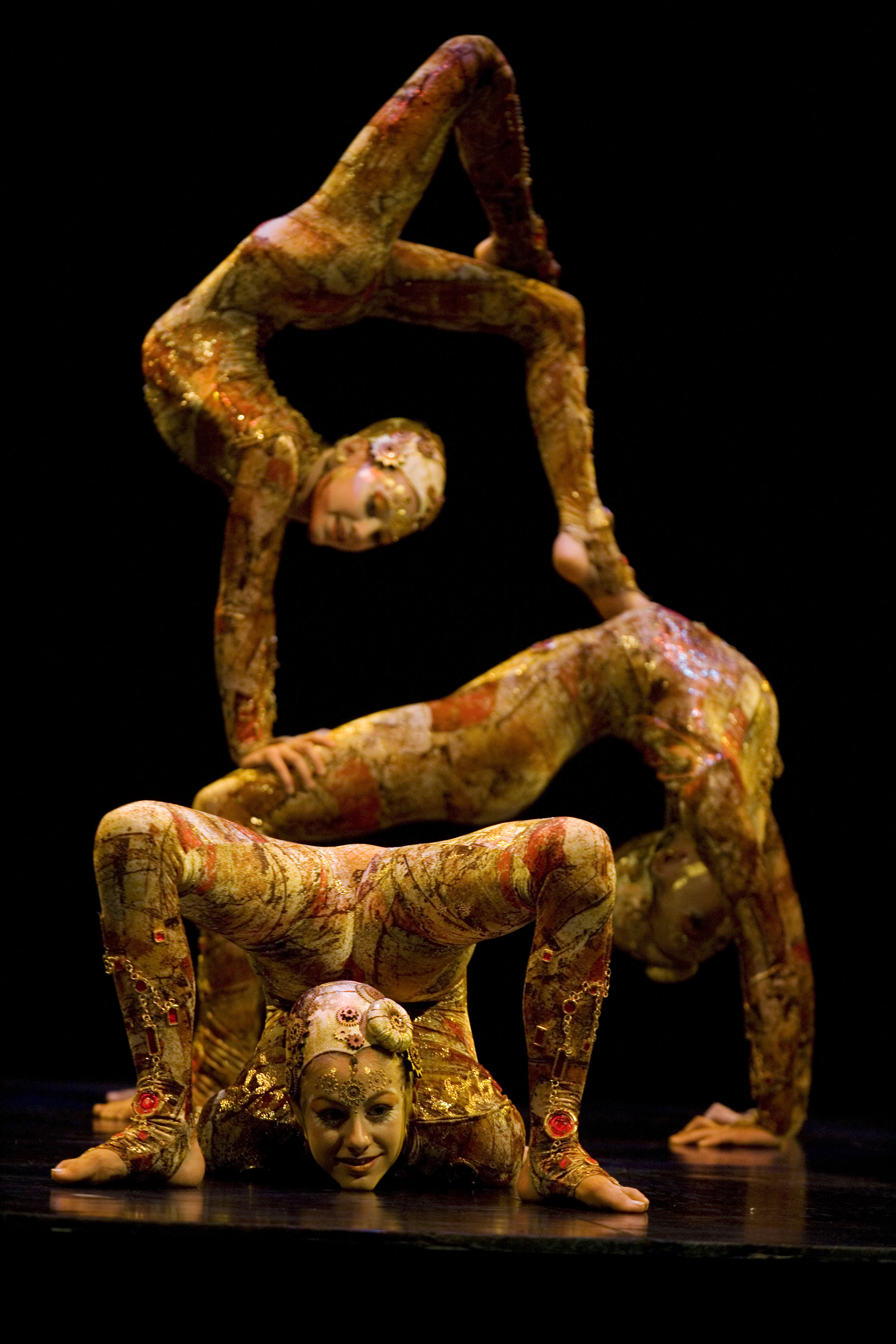 Cirquedusoleil_Kooza_contorsion1.jpg