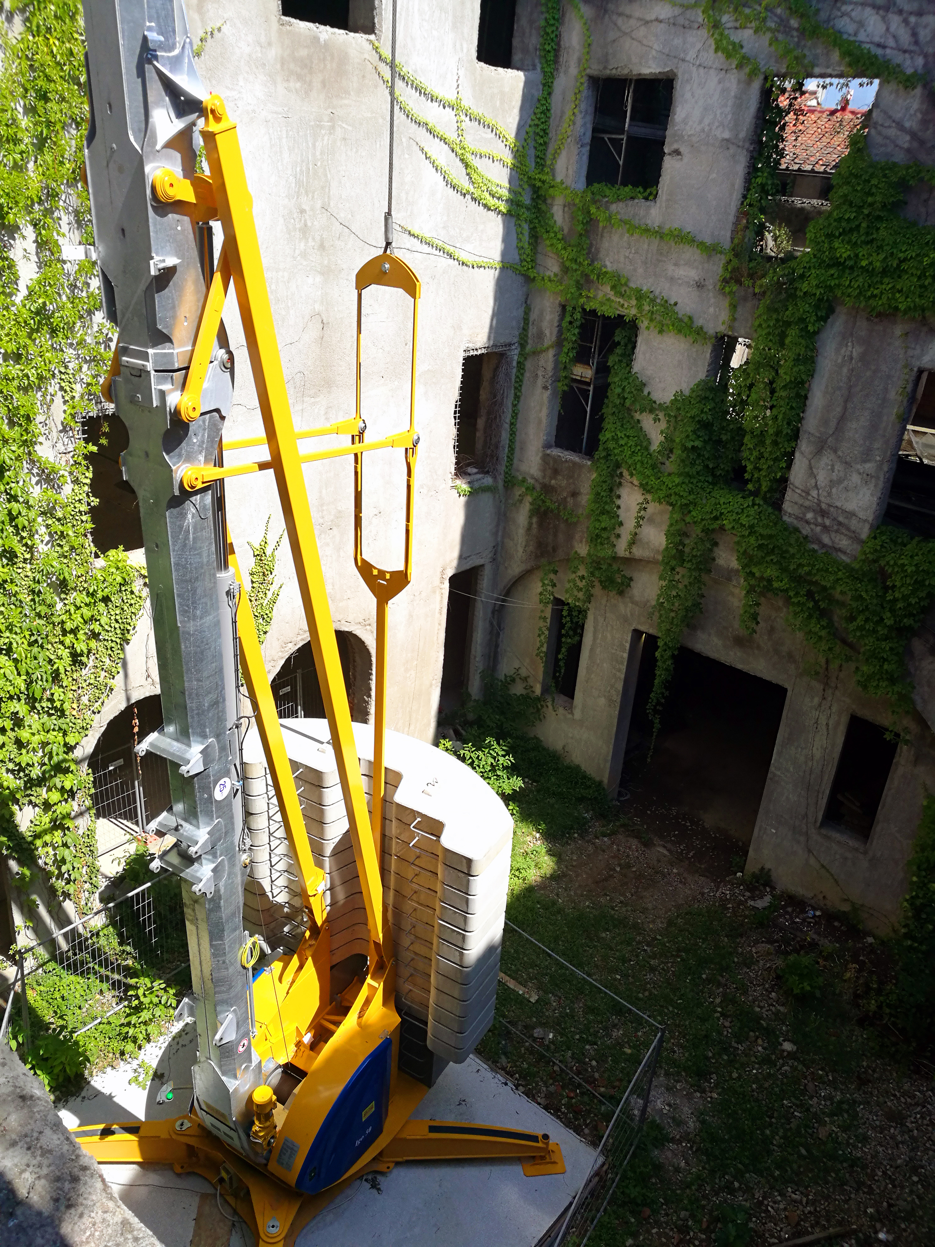 Manitowoc Potain_Igo_50_renovates_Mona_Lisa&Gamma;&Ccedil;&Ouml;s_resting_place.jpg