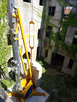 Manitowoc Potain_Igo_50_renovates_Mona_LisaΓÇÖs_resting_place.jpg Manitowoc Potain_Igo_50_renovates_Mona_LisaΓÇÖs_resting_place.jpg