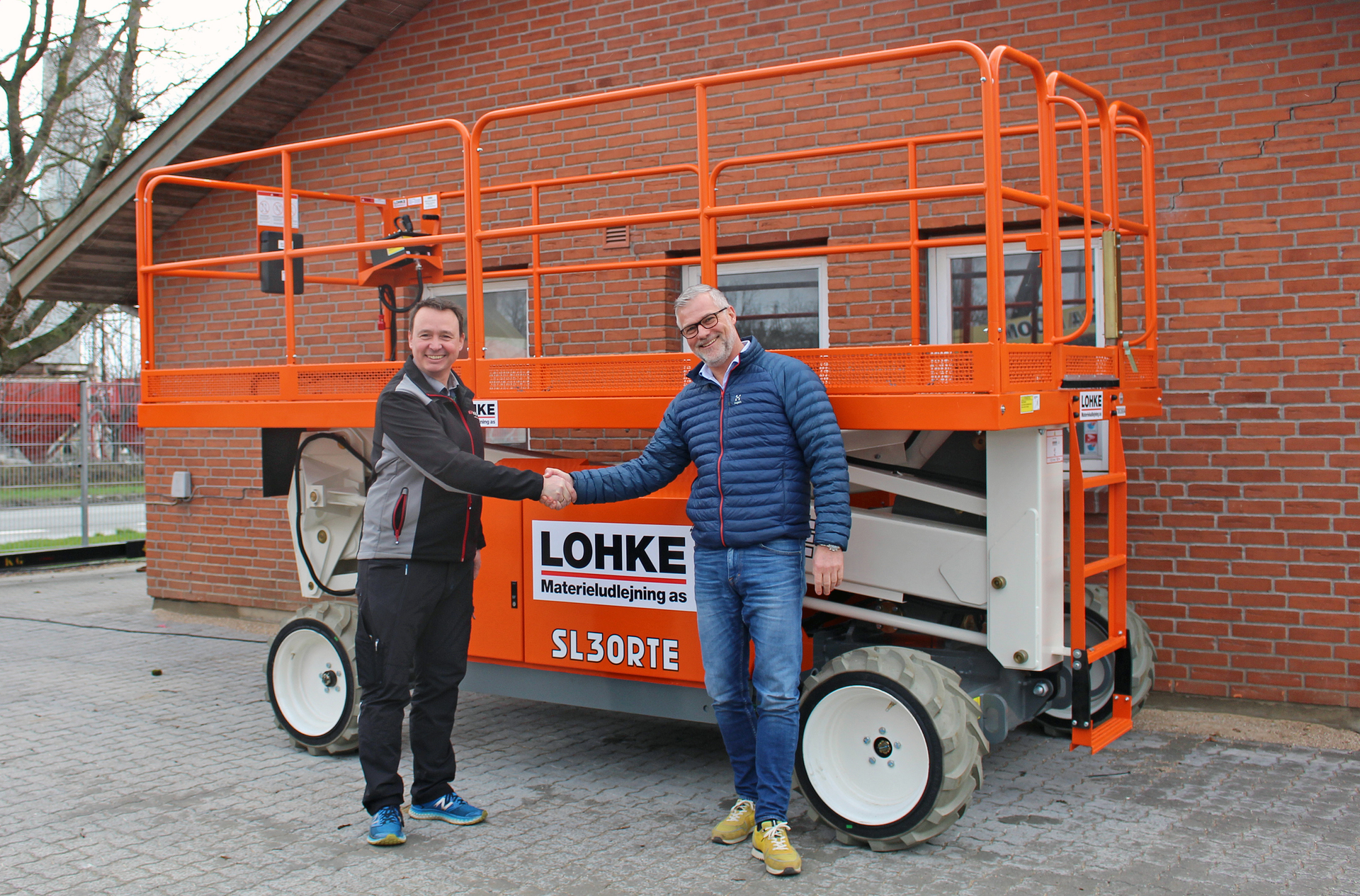 Snorkel's Lars Bruun Spange, sales manager,KH Lift and Peter Kew, LOHKE owner with new SL30RTE scissorlift.