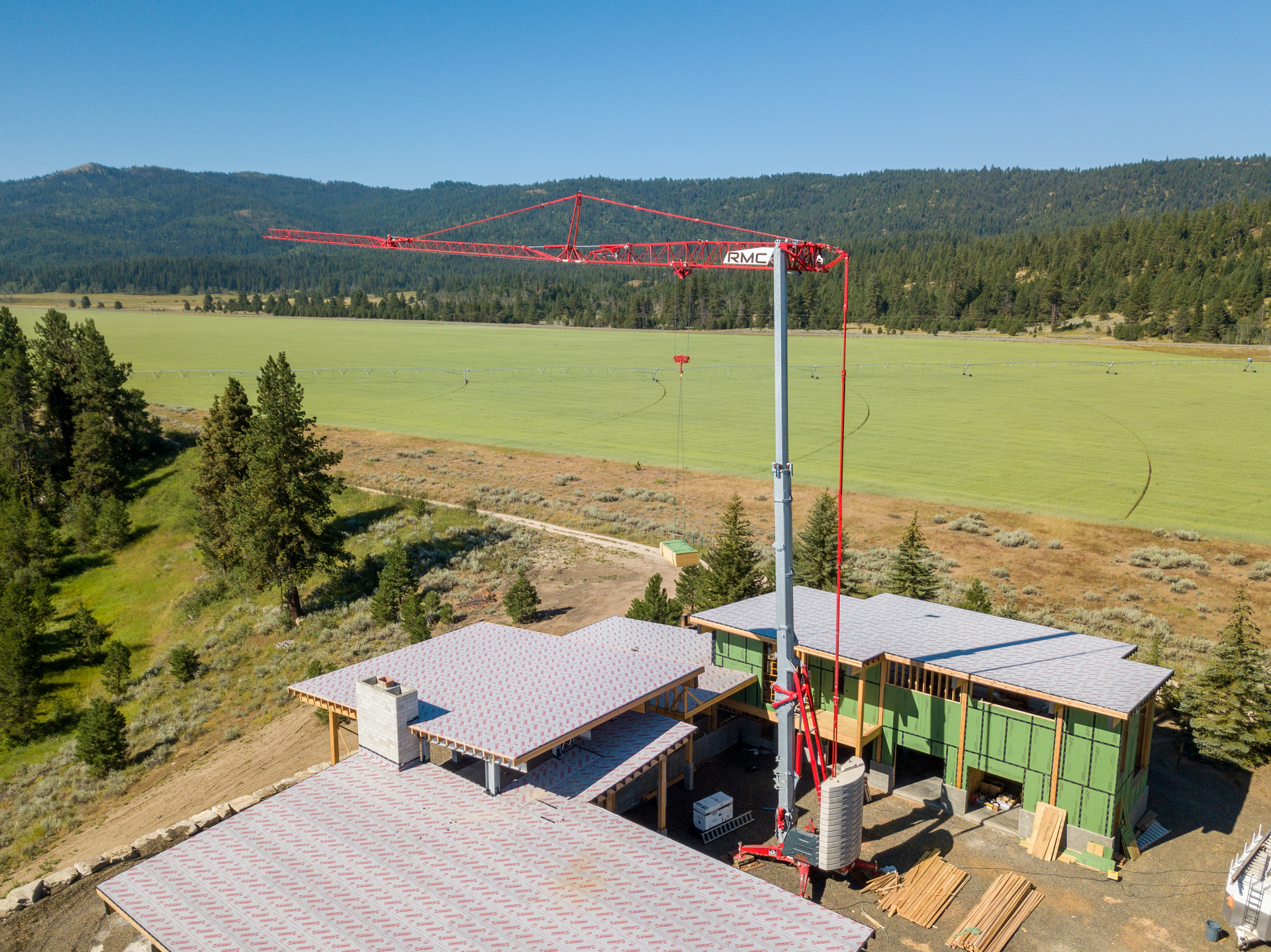 Potain Self Erecting Tower Crane Drives Single Family Homebuilding Efficiency For Pinetop Custom Homes 01 600b5bddc67c2