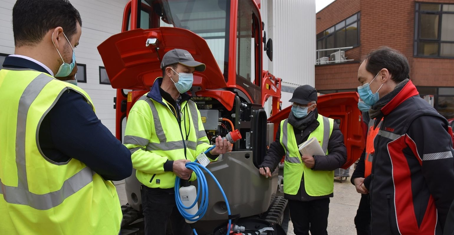 Volvo Ce Trains Technicians In Transition To Electric Machines 01 Hero