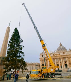 Grove Gmk5250 L 1 All Terrain Crane Installs The Vaticans Christmas Tree1 61bbbd2bd16ed