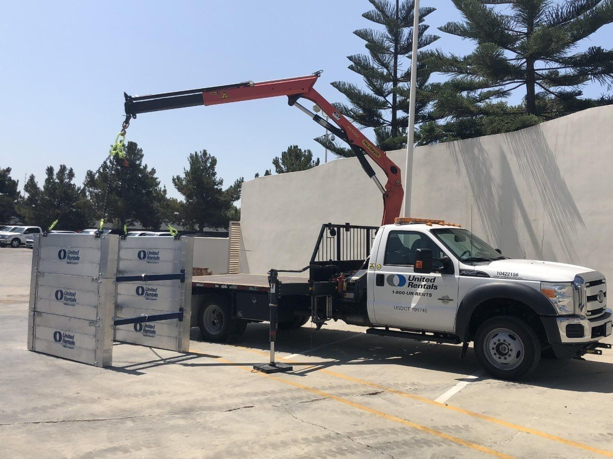 United Rentals Trench Shoring Truck 626a062fe47ab