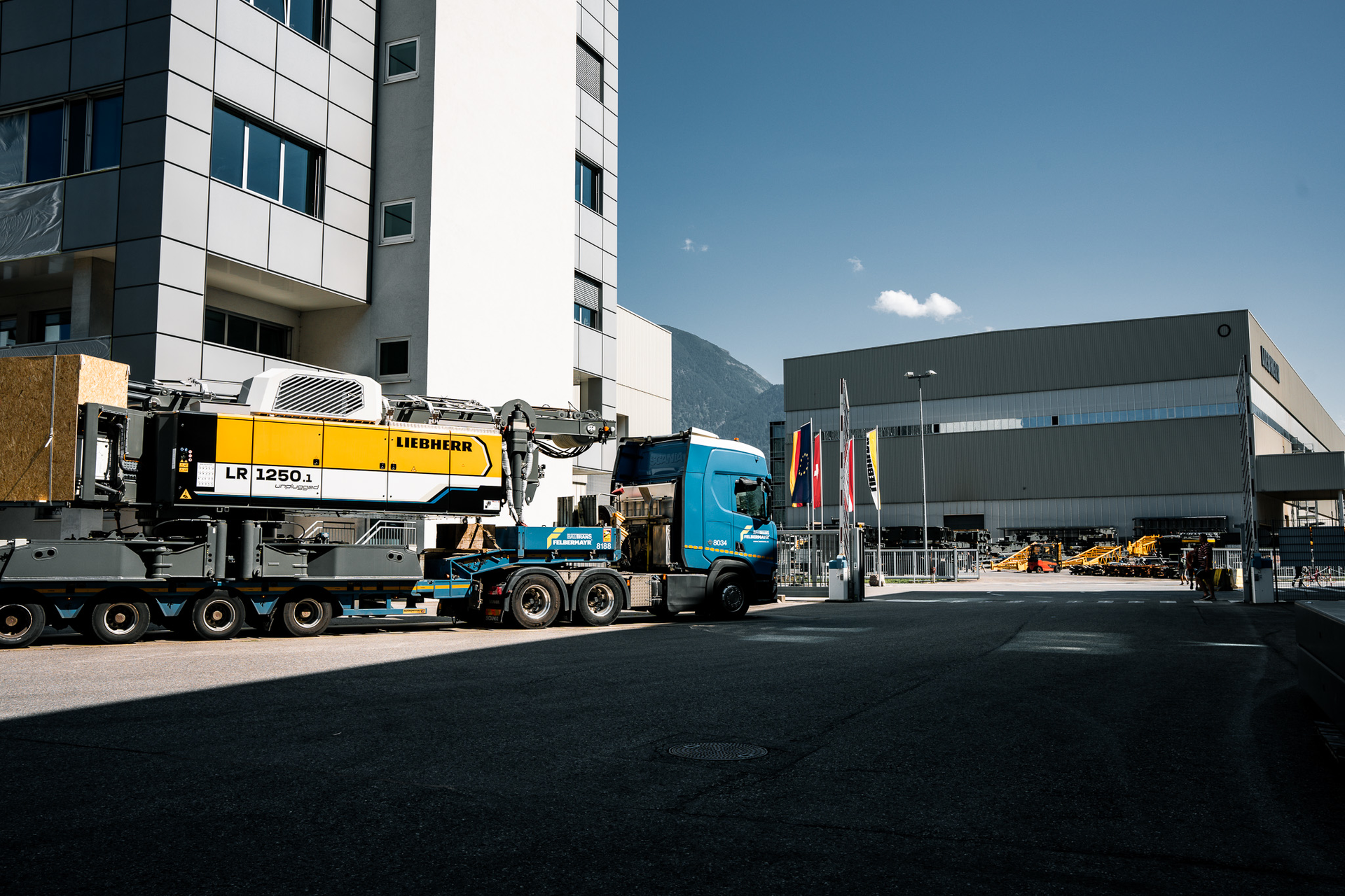 Bigge Big Electric Crawler Crane 65189b9569291