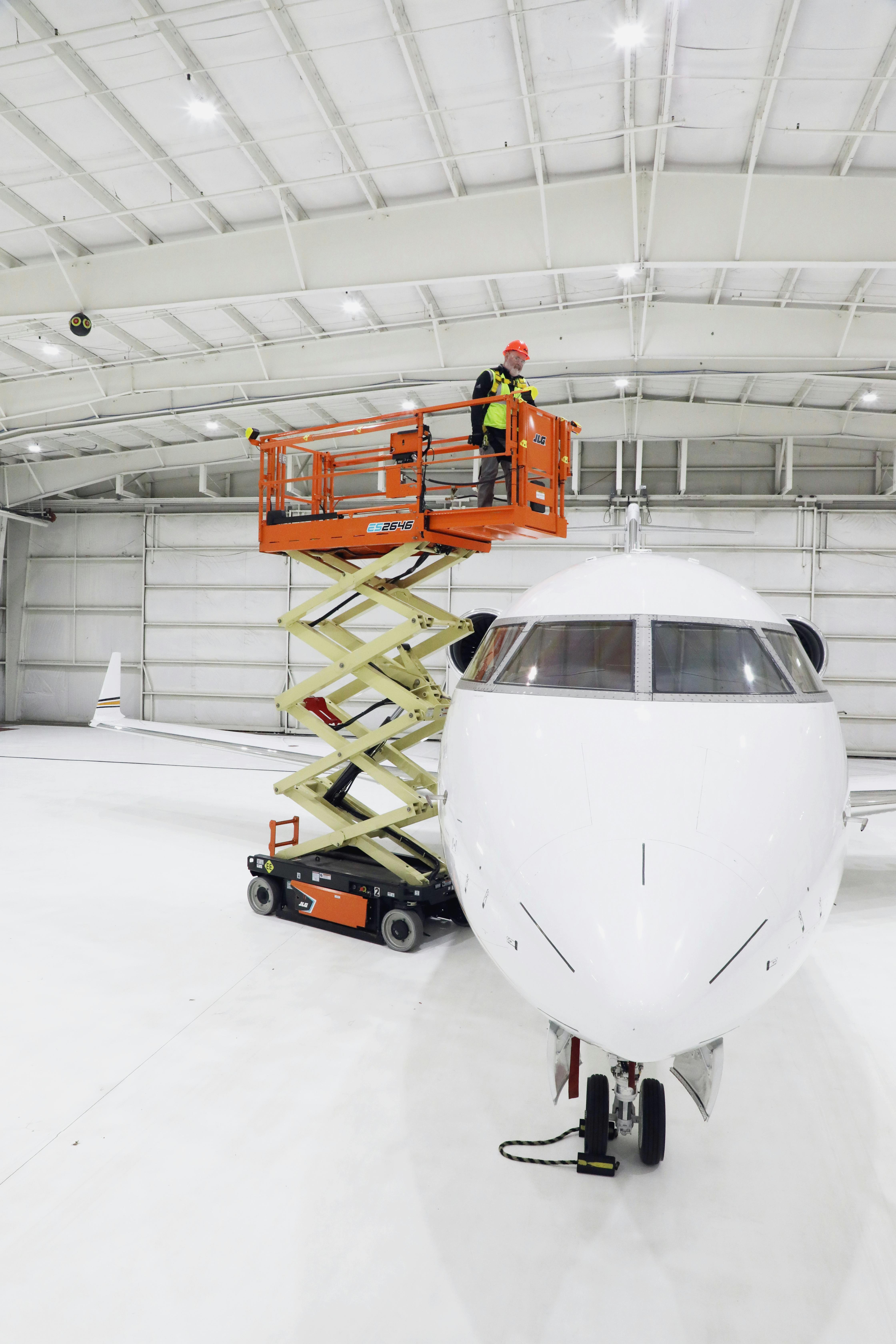 67be2da73ee608fdcf420c05 Jlg Es2646 With Aviation Package