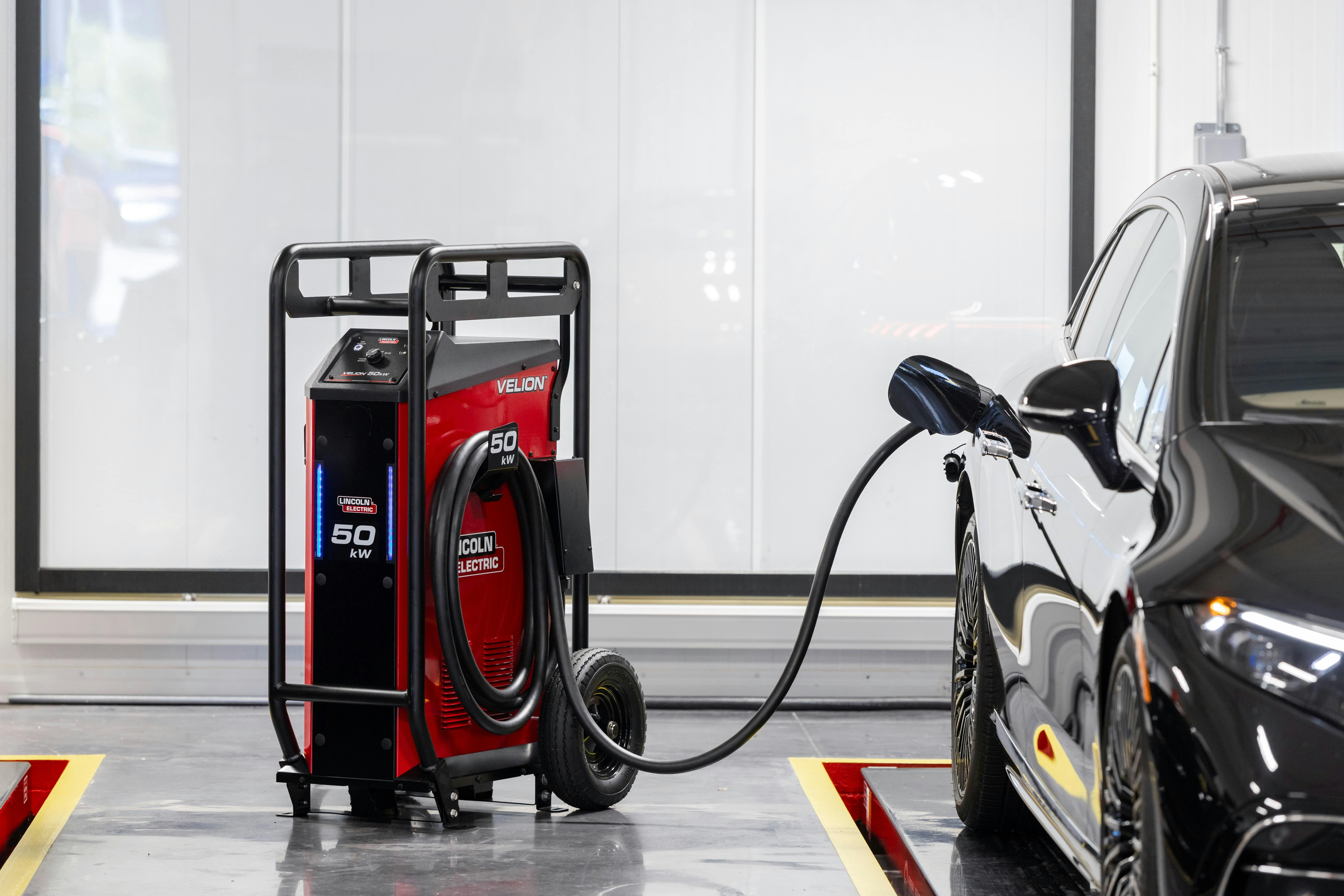 68a3c12b249a413279e6d6d4 Lincoln Electric Charger 825