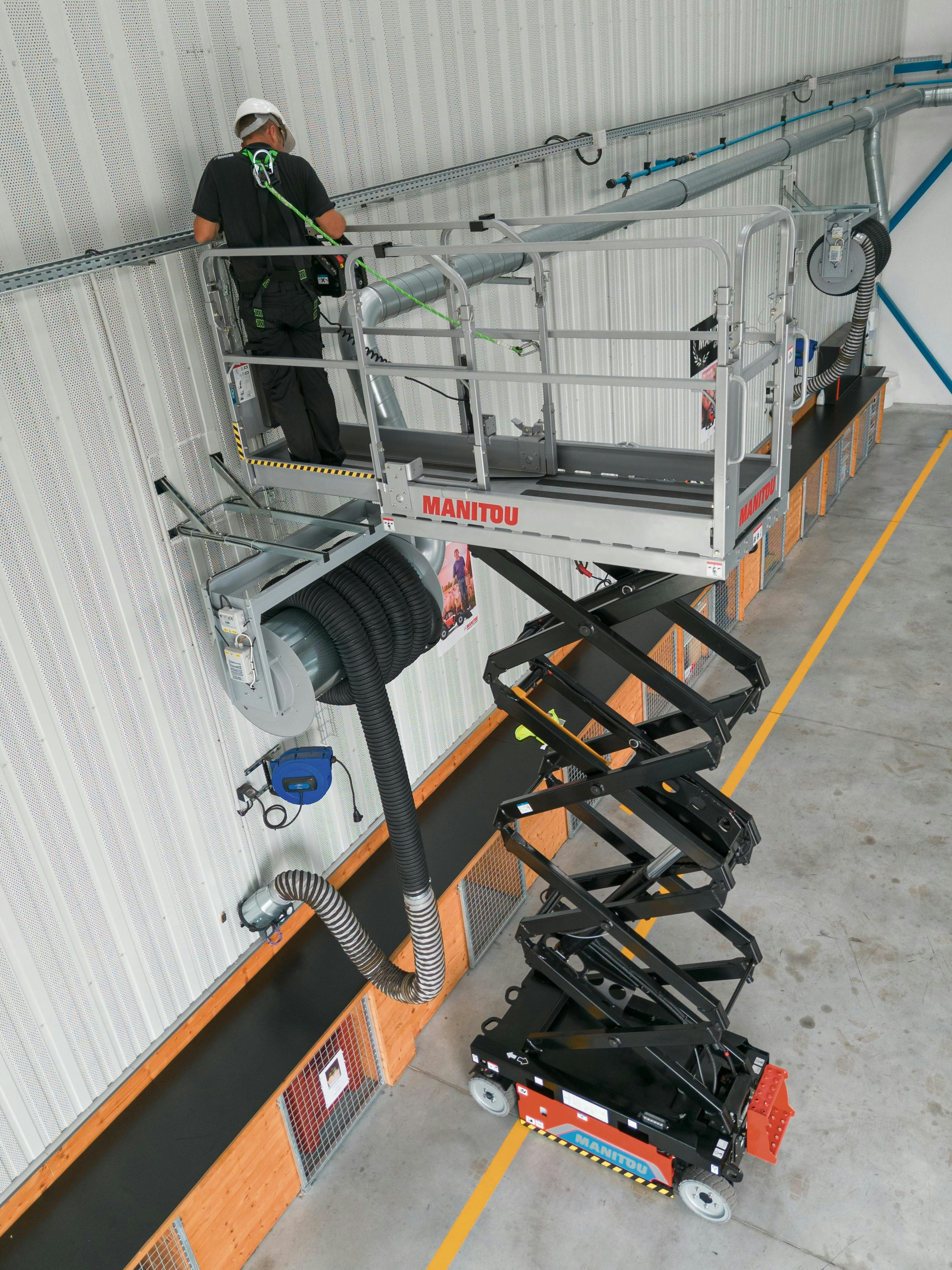 69841ef4af7254b346c4f6f5 Manitou Scissorlift 1932 225