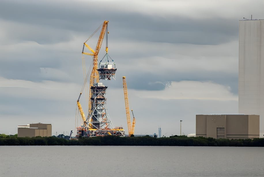 69e552fa29eb1f815ddfb072 Sarens Artemis Nasa 426