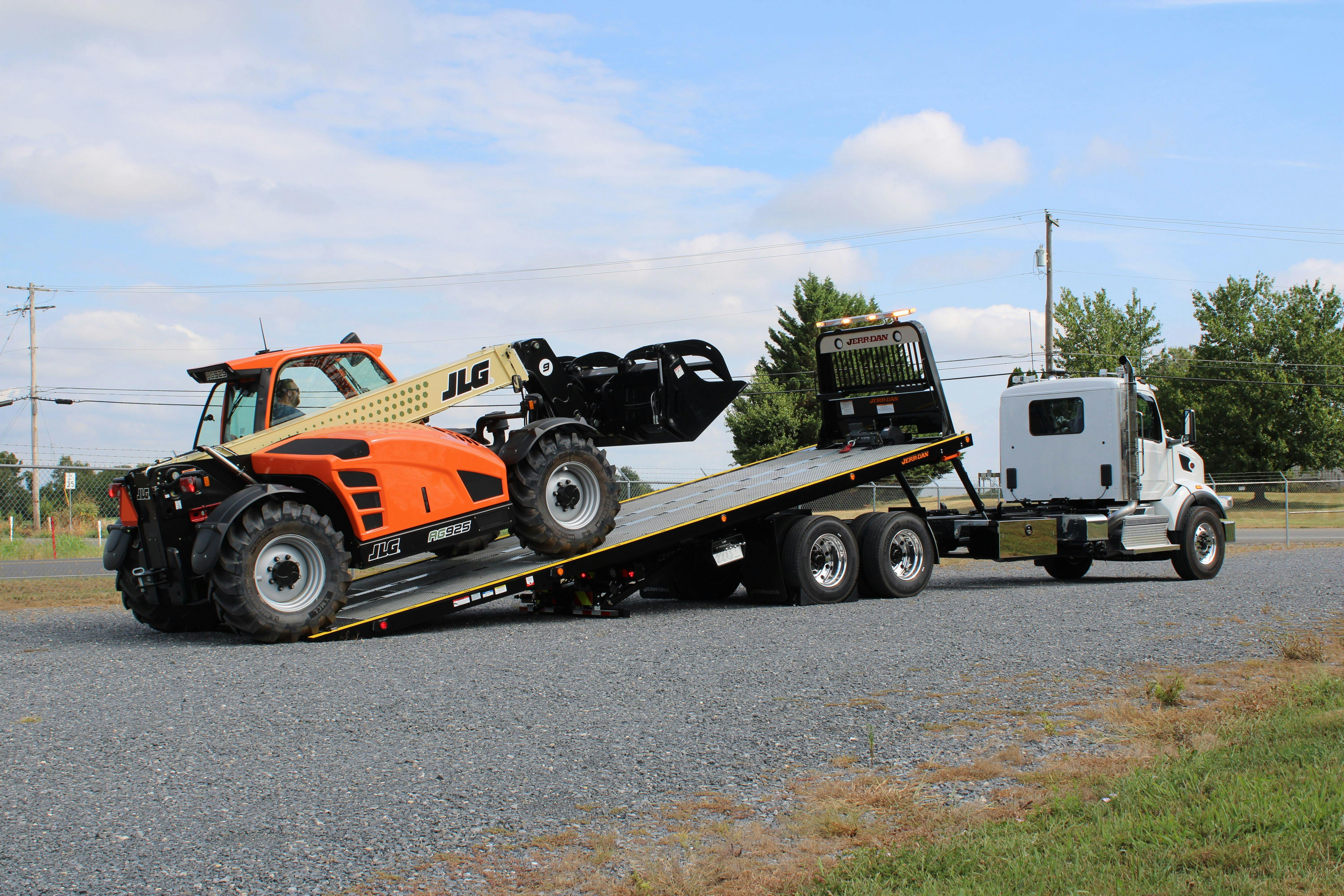 6a0dd34f22ef9924d4ab21d0 Jerrdan 15t Carrier With Jlg Telehandler 526