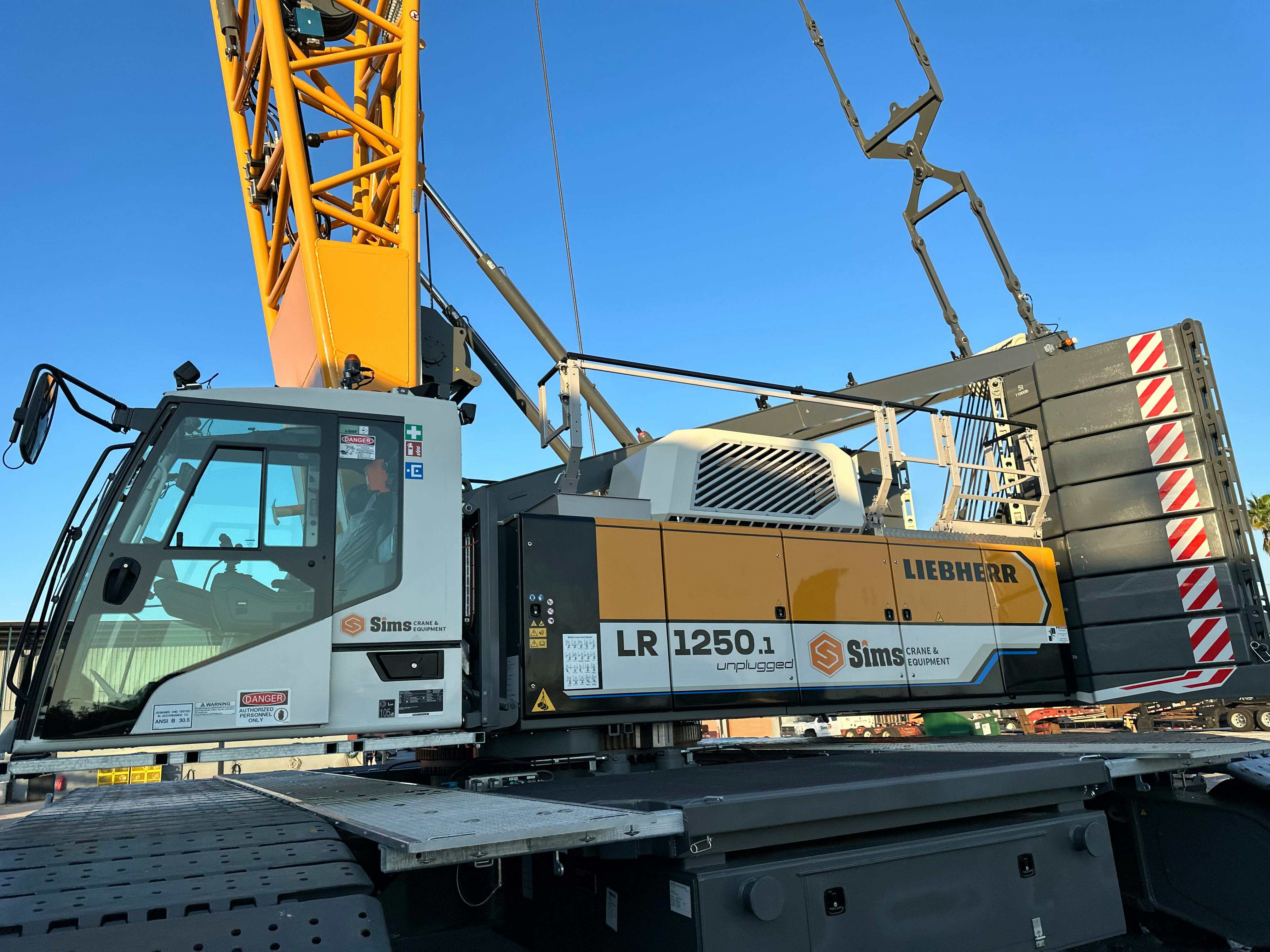 sims_crane_batteryoperated_crawler_crane__23__3