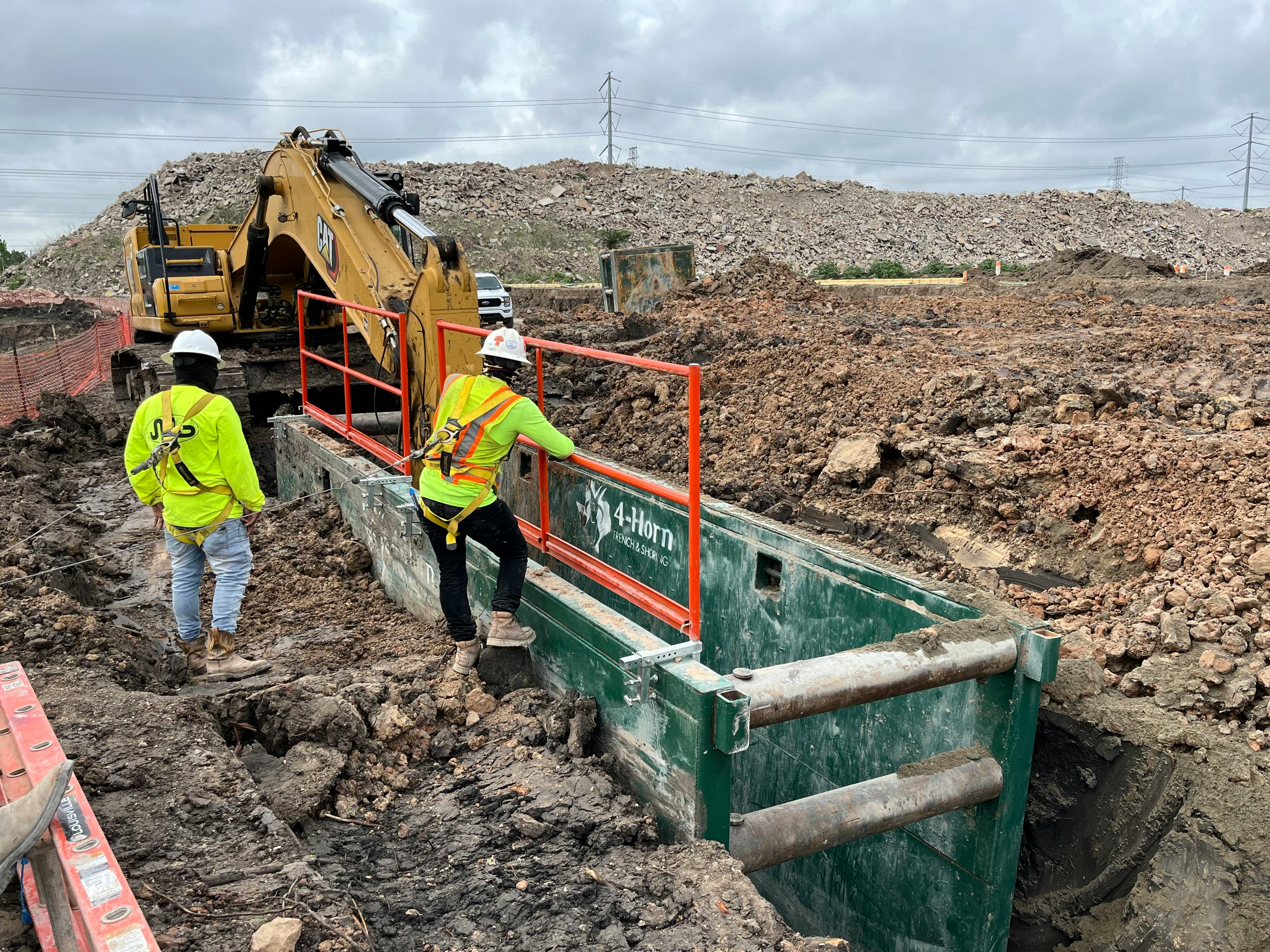 6a86189a0e77ea04ef0eb662 4horn Trench Shoring Job Site 1 825