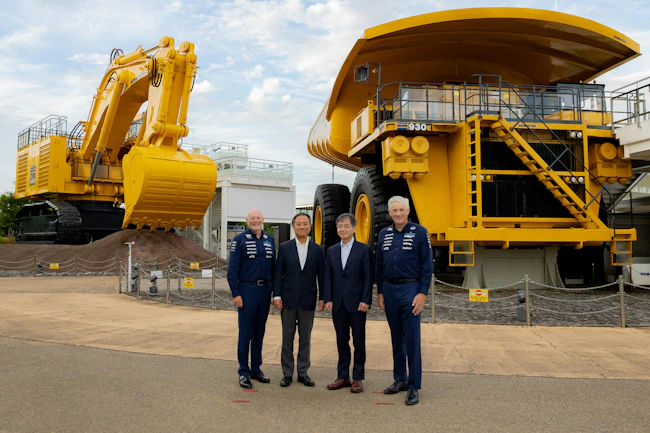 From left: Peter Kenyon, Board Adviser, Atlassian Williams F1 Team; Matthew Savage, Chairman, Atlassian Williams F1 Team; Takuya Imayoshi, President and CEO, Komatsu Ltd.; and Yasuji Nishiura, Senior Executive Officer, Komatsu Ltd., at the partnership extension signing ceremony Sept. 2 in Komatsu City, Japan.